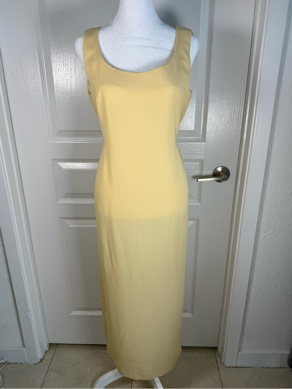 Sleeveless Scoop Neck Maxi Dress in Soft Yellow size 8 (067)